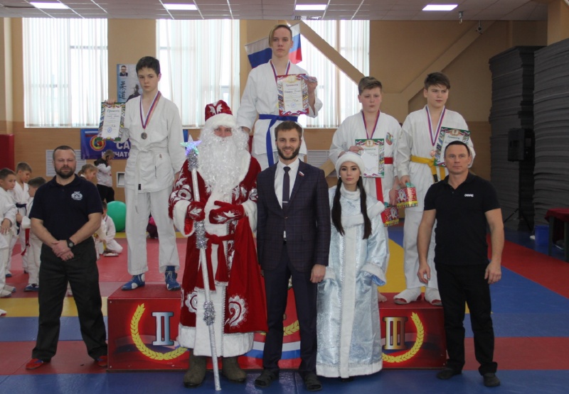 Дед Мороз поздравил юных победителей турнира по рукопашному бою