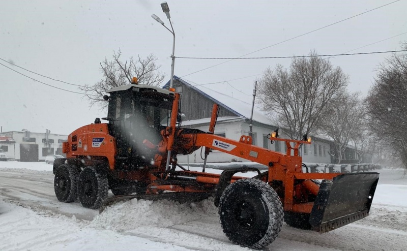 Тяжелая снегоуборочная техника вышла на магистрали города