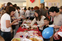 Родителей учащихся пригласили на дегустацию блюд, приготовленных в школьной столовой