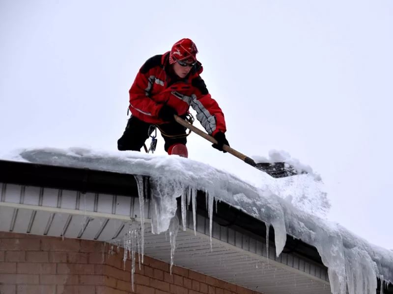 Контрольное управление администрации Петропавловска продолжает мониторинг очистки кровель домов от снега и наледи