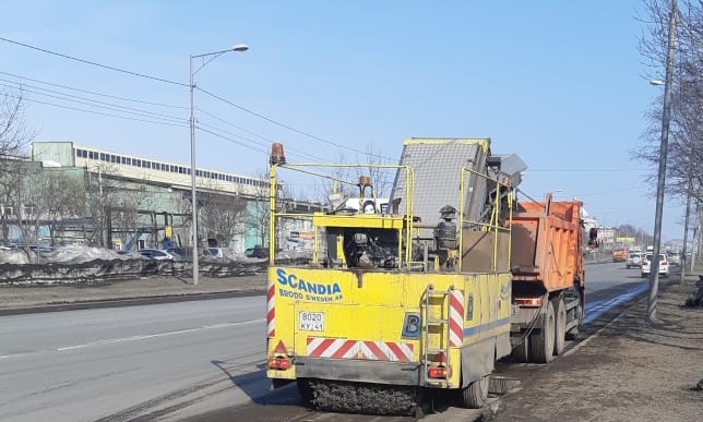 В столице края проводится уборка магистралей после зимы