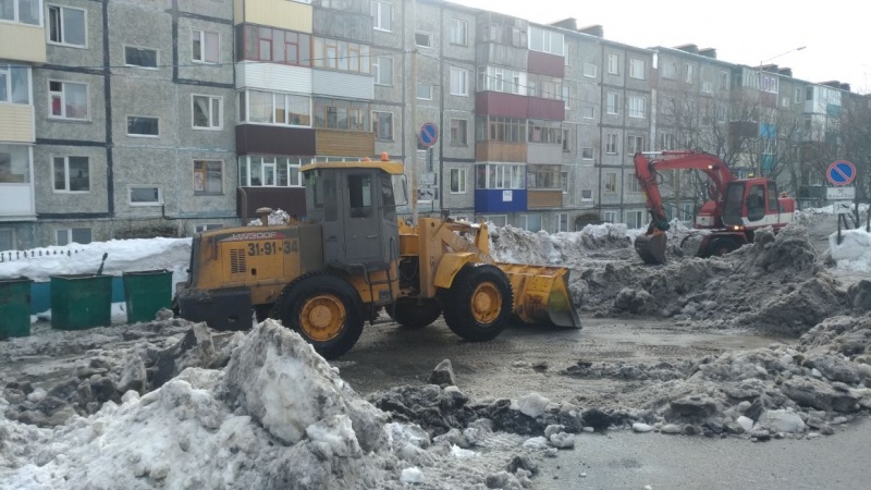 Работы по вывозу снега и расчистке межквартальных проездов в Петропавловске-Камчатском продолжаются