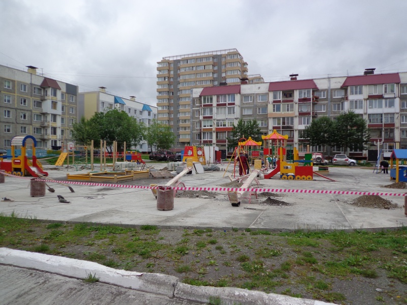 На детской площадке по улице Ларина, 40 появится резиновое покрытие