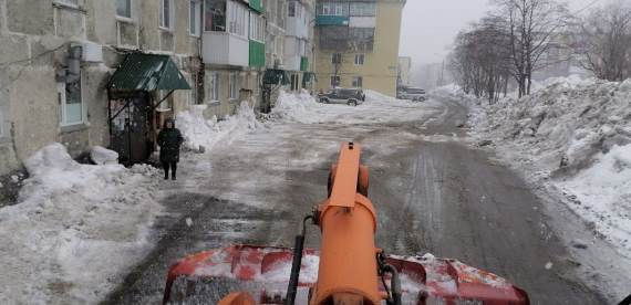 Дорожные службы продолжают снегоочистку территорий городского округа