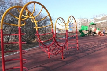Ещё одна детская площадка в столице Камчатки практически готова