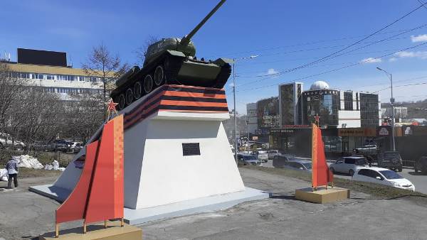 Отреставрированный памятник «Танк Т-34» украсили георгиевской лентой