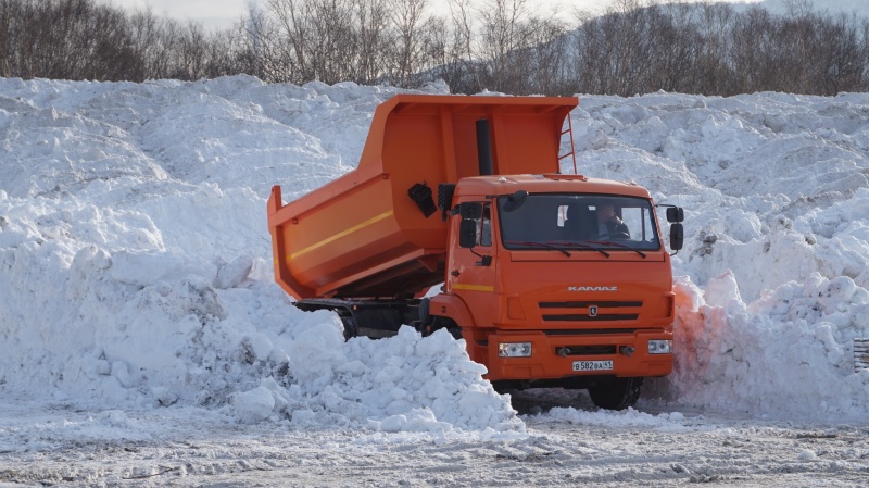 В Петропавловске-Камчатском в круглосуточном режиме работают полигоны по приемке снега