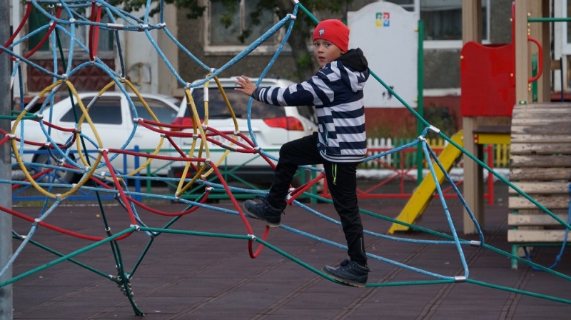В Петропавловске-Камчатском восстанавливают и ремонтируют детские игровые площадки