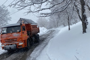 На Петропавловск-Камчатский продолжает оказывать влияние снежный циклон