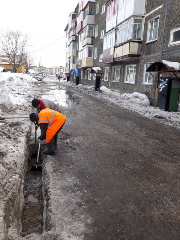 В Петропавловске-Камчатском проводятся работы по расчистке межквартальных проездов от наледи и снега