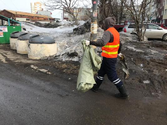 В Петропавловске-Камчатском проводится уборка территорий от снега, песка и мусора