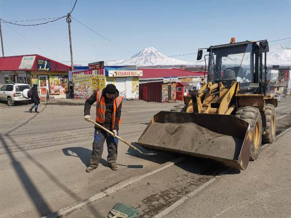 На дорогах краевого центра продолжаются работы по уборке территорий