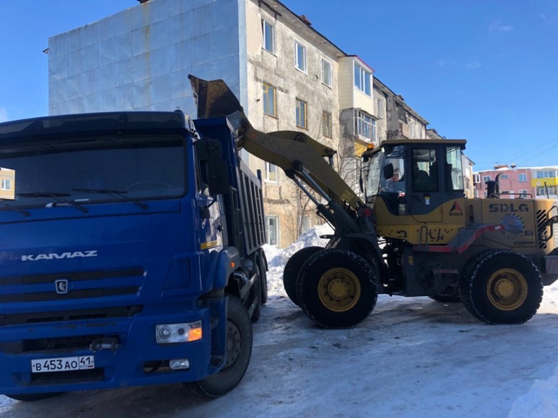 В краевой столице продолжается работа по вывозу снега и расчистке дорог
