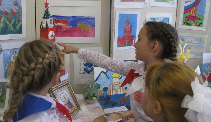 В краевой столице открылась выставка детского художественного творчества, посвящённая символам России