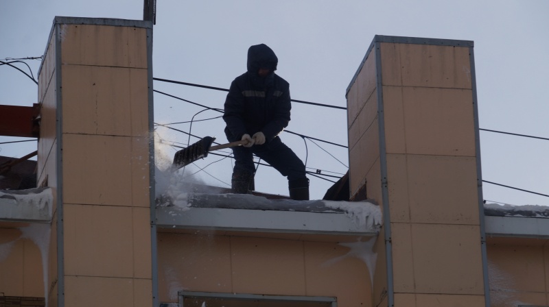 Администрация краевой столицы напоминает о необходимости срочной очистки крыш от снега и наледи