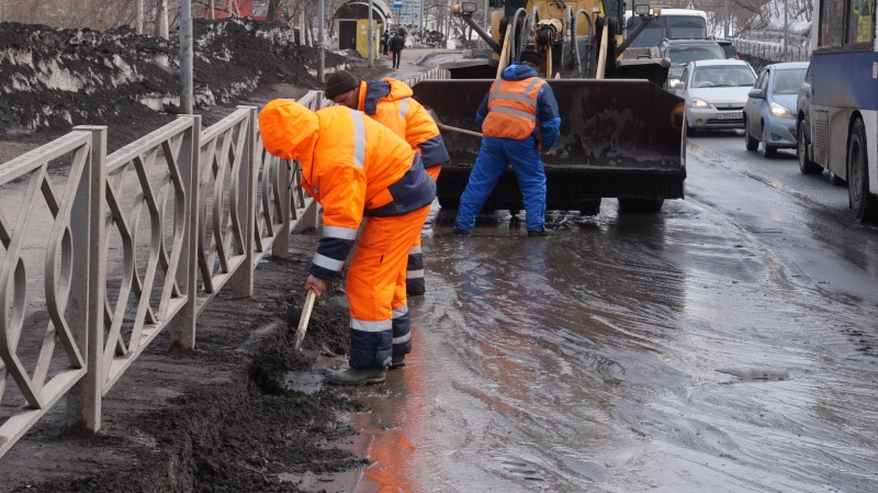В Петропавловске стартовала весенняя кампания по уборке с магистралей скопившегося за зиму песка