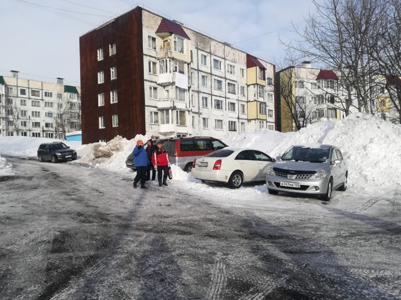 Качество снегоочистки в межквартальных проездах и у объектов социальной сферы проверил Константин Брызгин