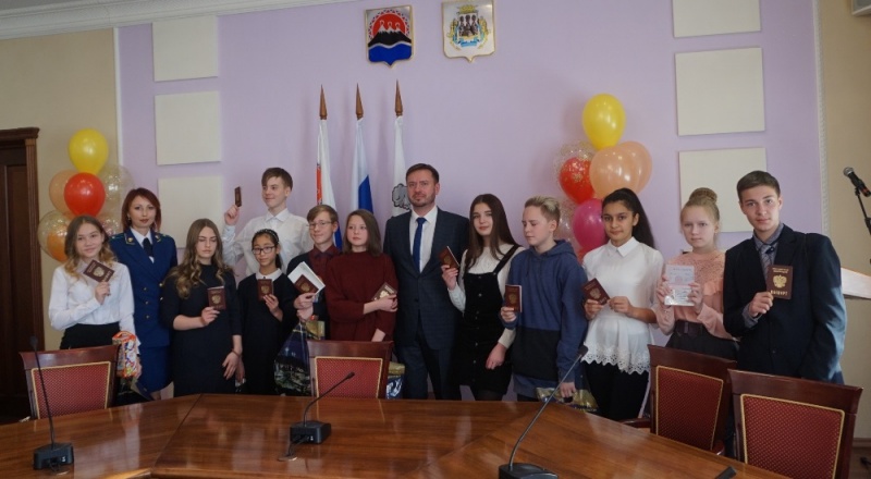 В День Конституции РФ юные жители Петропавловска получили паспорта