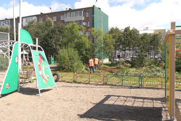 Началось обустройство детской площадки на улице Савченко