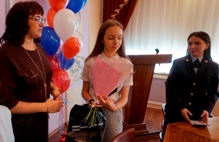 В преддверии Дня Конституции РФ юные жители Петропавловска получили паспорта
