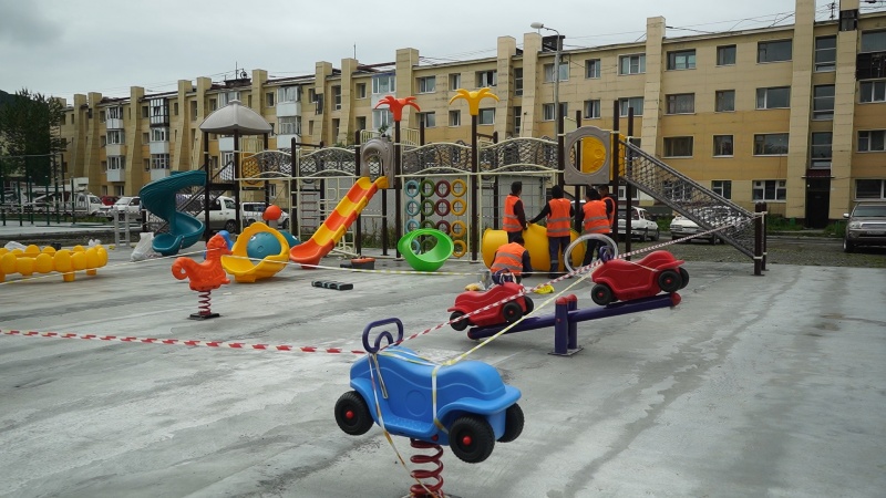На ул. Горького идет активное обустройство спортивной и детской площадок по проекту «Город для жизни»