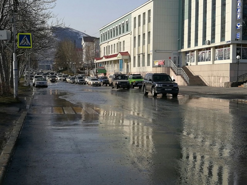 Дорожные службы Петропавловска работают над осушением магистральных дорог от паводковых вод
