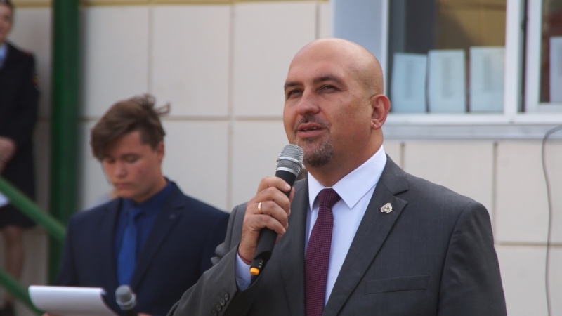 Глава города Виталий Иваненко поздравил жителей города с Днем знаний