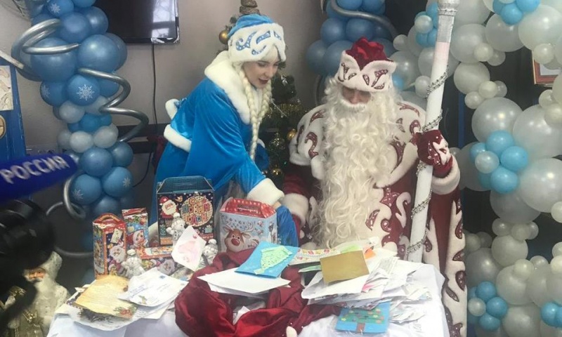 Дед Мороз и Снегурочка раскрыли «сказочный» почтовый ящик с посланиями петропавловских детей