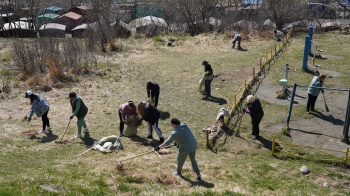 Горожане убирают дворы, улицы Петропавловска