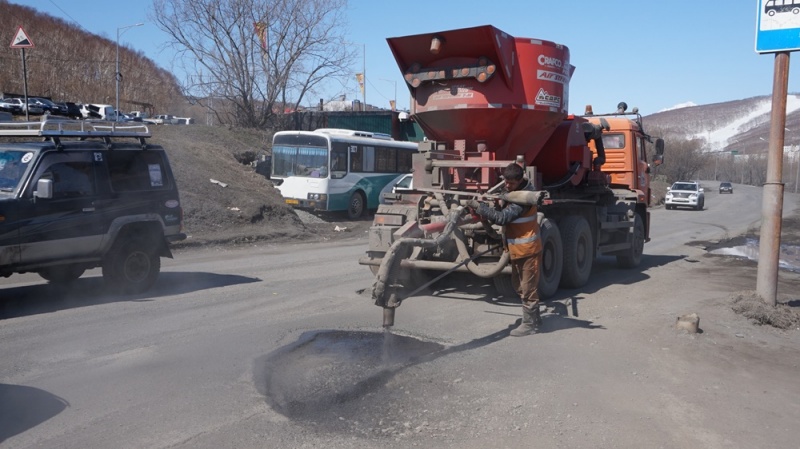 В краевом центре продолжается ямочный ремонт дорог
