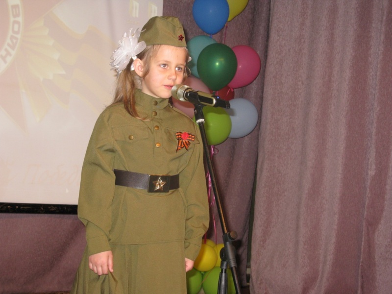 Младшие школьники и дошколята читали стихи в честь Великой Победы