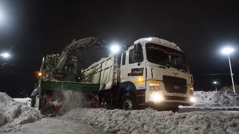 Подрядные организации продолжают вывозить снег с откосов, расположенных вдоль магистралей Петропавловска