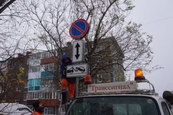 В городе устанавливают временные дорожные знаки на зимний период