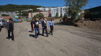 Глава города Константин Брызгин проверил ход работ по благоустройству территории у ФОК «Водник»