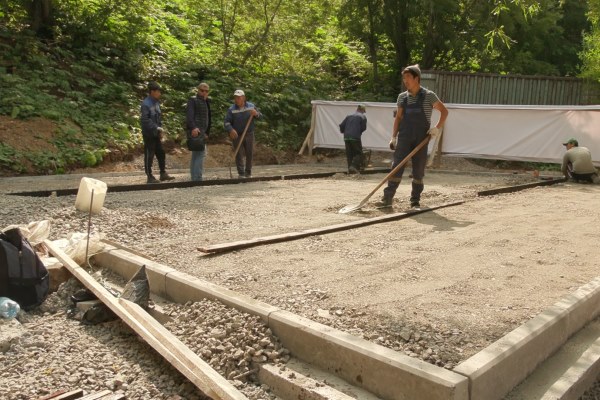 На улице Закхеева в краевом центре готовят основание под будущую детскую площадку
