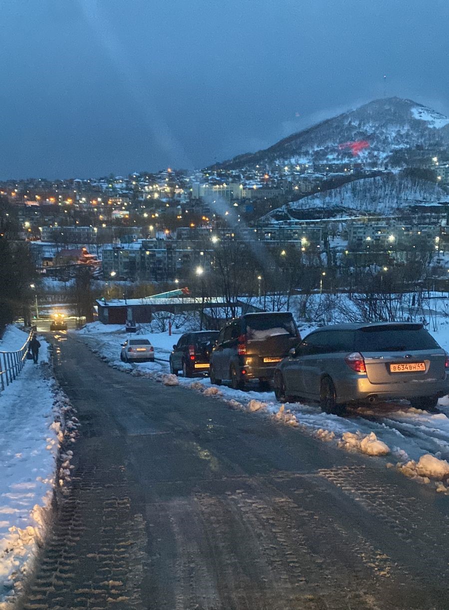 Дорожные службы продолжают выполнять работы по расчистке проезжей части и тротуаров Дорожные службы продолжают выполнять работы по расчистке проезжей части и тротуаров