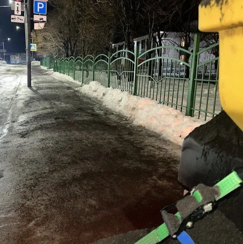 Дорожники обрабатывают проезды противогололёдными материалами