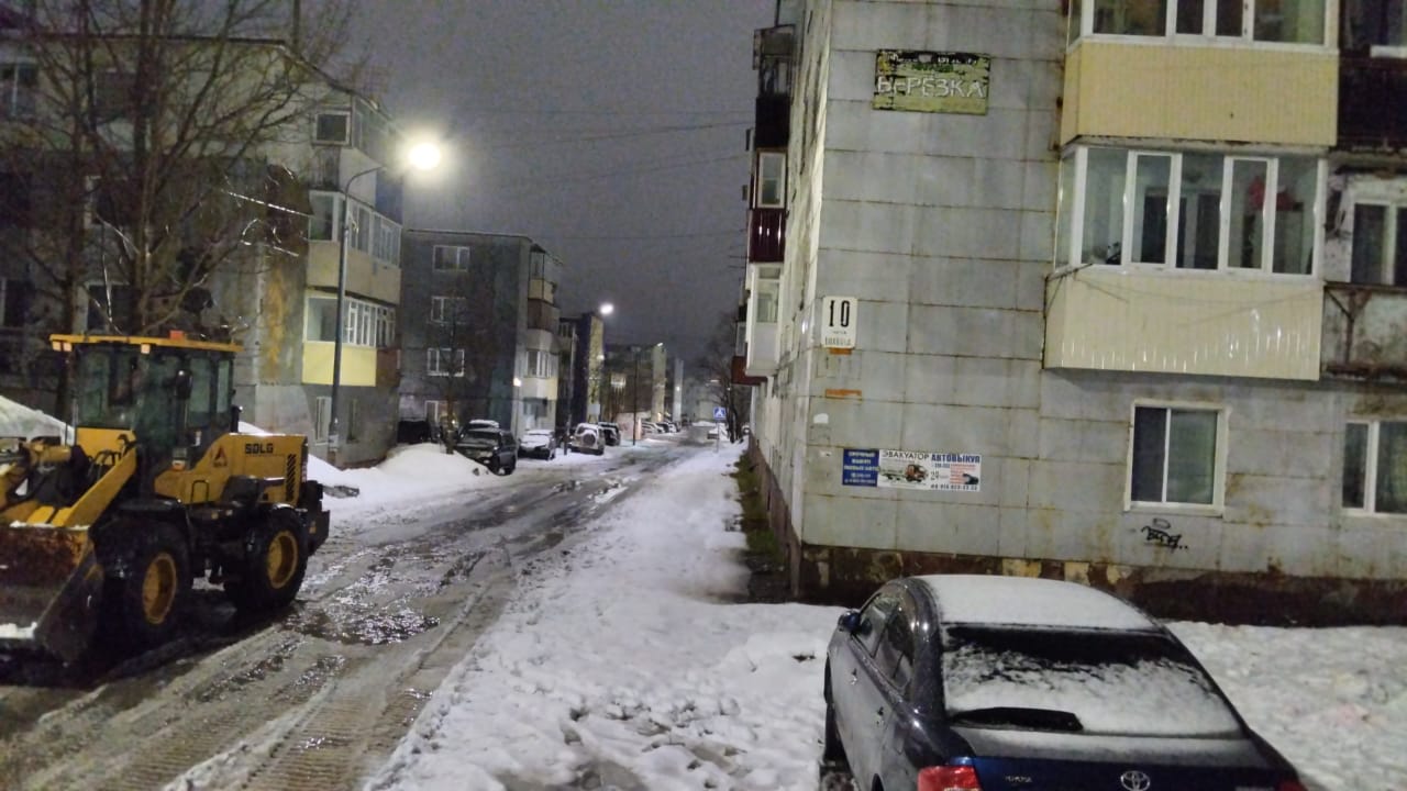 Дорожные службы продолжают выполнять работы по расчистке проезжей части и тротуаров Дорожные службы продолжают выполнять работы по расчистке проезжей части и тротуаров