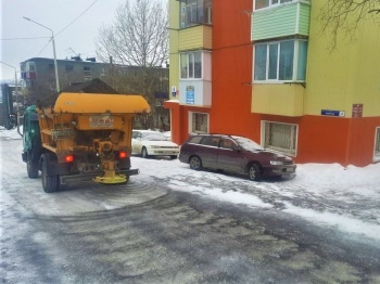 В Петропавловске-Камчатском усилена работа по устранению снежных накатов и гололеда 