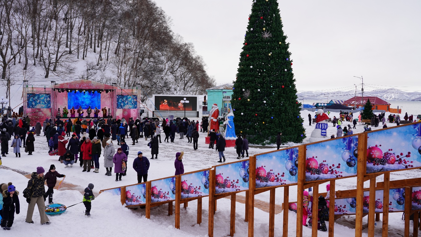 Мероприятия в петропавловске камчатском. С Рождеством Камчатка. Новый год на Камчатке. Камчатка елка 2022. Петропавловск-Камчатский новый год.