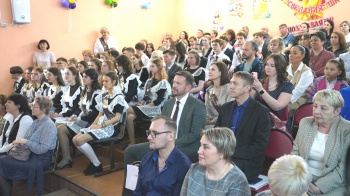 Глава города Константин Брызгин принял участие в «Последнем звонке» одной из школ краевой столицы