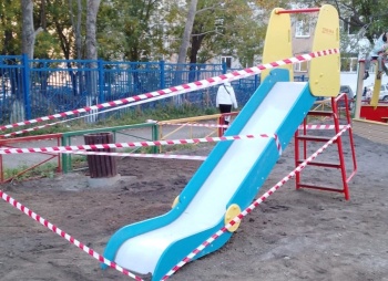 В краевой столице обновляют элементы и оборудование детских площадок