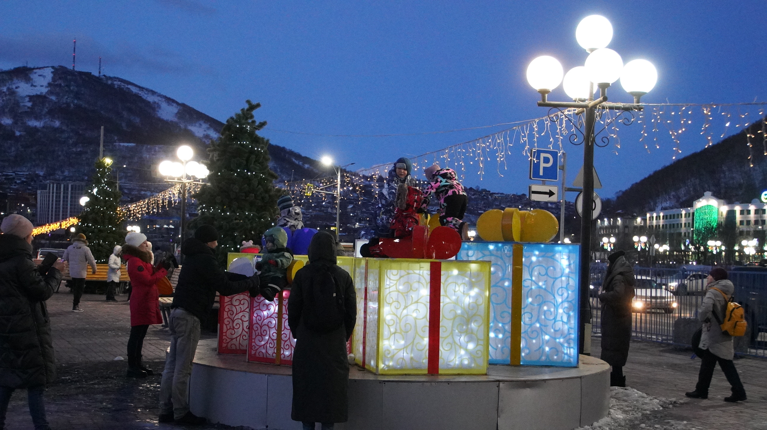 В Петропавловске-Камчатском зажглись огни на главной новогодней елке