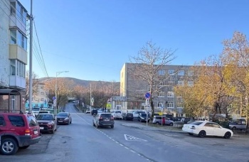 На подъезде к школе № 1 запретили стоянку транспортных средств