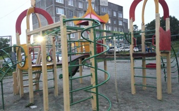 На детских площадках города продолжаются текущие ремонты