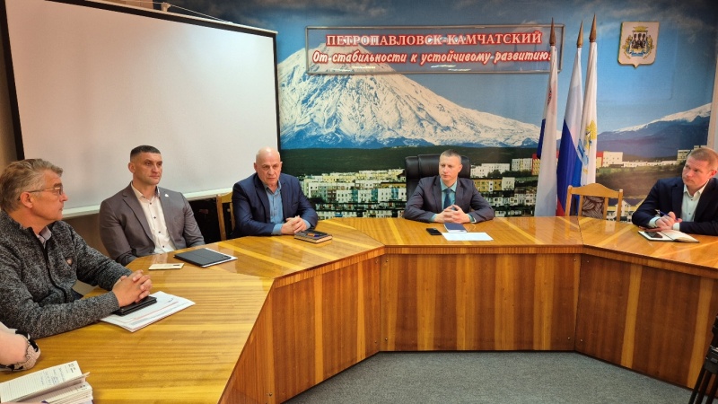 Глава города Евгений Беляев: Задача у нас общая - это своевременно и качественно расчищать от снега внутриквартальные проезды, подъезды к социальным учреждениям, оперативно реагировать на сигналы от жителей 