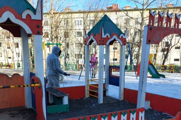 Работы по дезинфекции детских площадок продолжаются в краевой столице