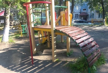 На детских площадках города ремонтируют оборудование 