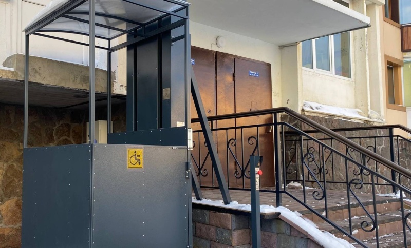 В Петропавловске-Камчатском установлен первый подъёмный механизм для маломобильных граждан