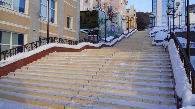 Городские лестницы покрывают деревянным настилом для безопасности пешеходов
